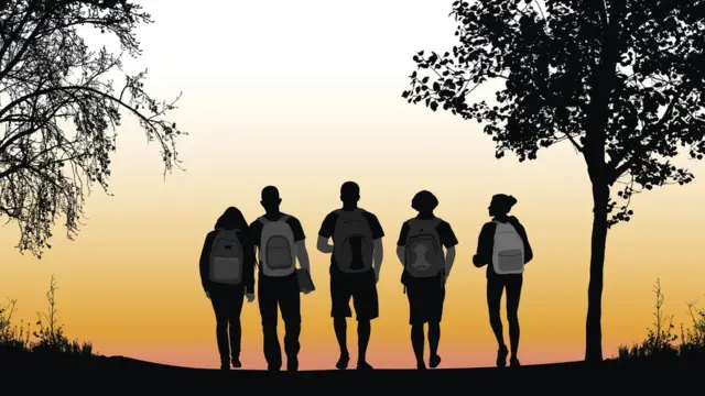 Группа молодежи уходит на восход