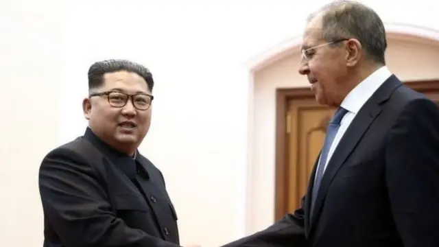 Орусиянын тышкы иштер министри Сергей Лавров Түндүк Кореяга барып, Ким Чен Ын менен жолукту