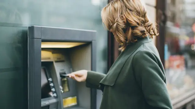 Mujer en cajero automático