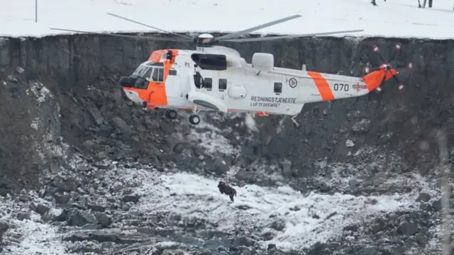 ရဟတ်ယာဉ်တွေ၊ ခွေးတွေသုံးပြီး ရှာဖွေကယ်ဆယ်ရေးလုပ်နေကြ