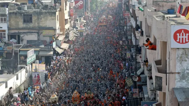 大批印度教裸体苦行僧（Naga Sadhu）在北阿坎德邦赫尔德瓦尔镇参与大壶节圣浴之后在镇上巡游（14/4/2021）