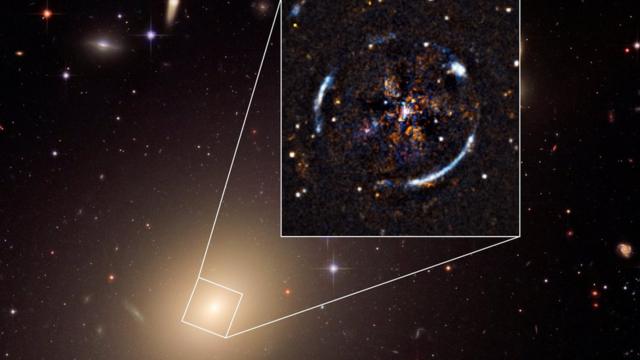 Galaxia ESO 325-004 y el anillo de Einstein que resulta de la distorsión de la luz de una fuente más distante que se encuentra detrás.