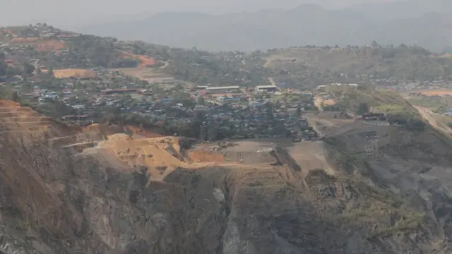 ဖားကန့်မြို့ကို အဝေးတစ်နေရာမှ မြင်ရစဉ်