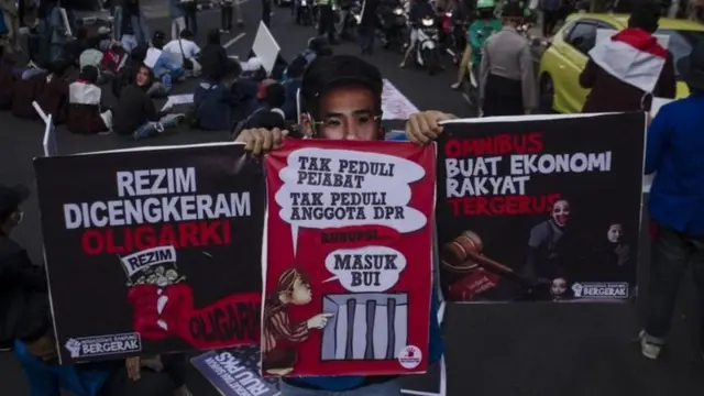 Massa yang tergabung dalam Poros Revolusi Mahasiswa Bandung berunjuk rasa di depan Gedung Merdeka Bandung, Jawa Barat, Kamis (09/07).