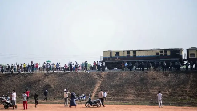 သယ်ယူပို့ဆောင်ရေး လမ်းကြောင်း မလည်ပတ်နိုင်အောင် တော်လှန်ဖီဆန်ခဲ့ကြ