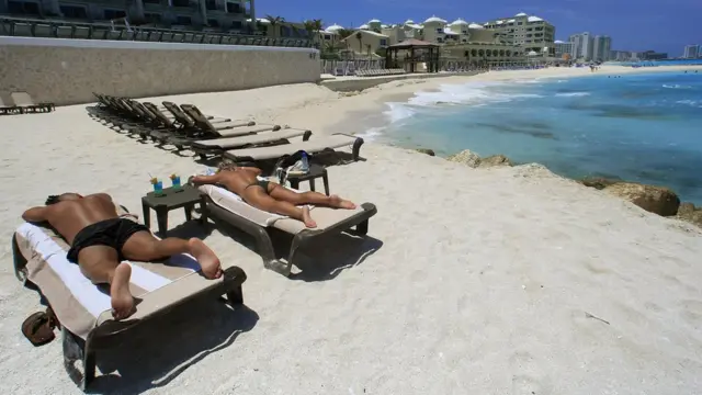 Turistas en una playa de Cancún.