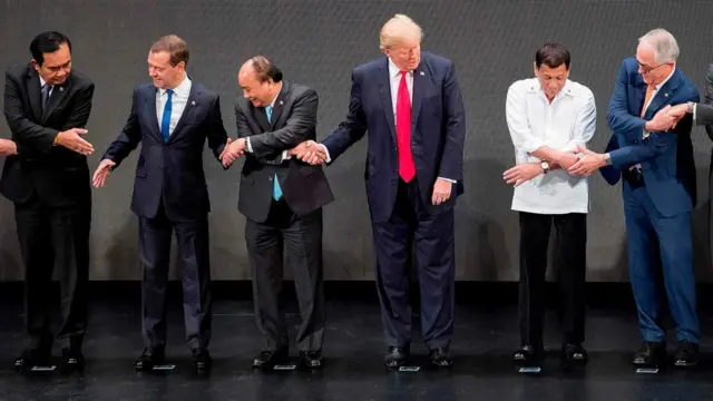 L'ancien président américain Donald Trump a été brièvement désarçonné lorsque les dirigeants ont été invités à croiser les mains lors d'un sommet aux Philippines en 2017