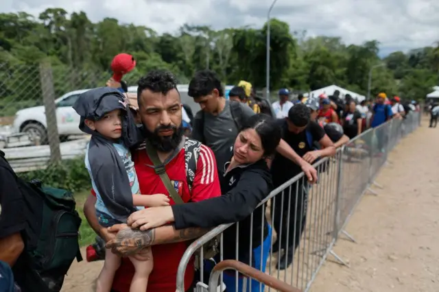 Personas haciendo fila en el Darién
