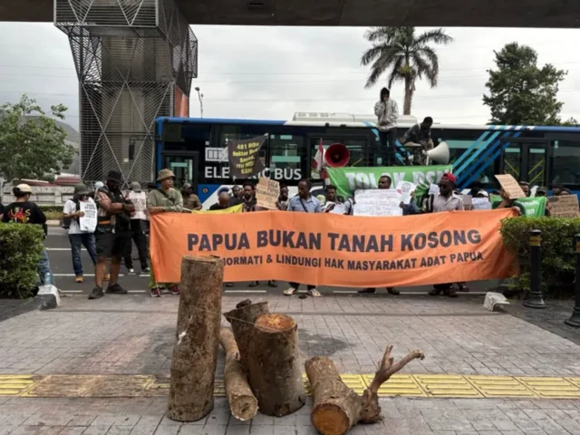 Dalam kesempatan lain, sebagian orang asli Papua selalu menekankan wilayah mereka bukan "Tanah Kosong".