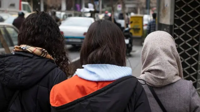 زنان جوان بی حجاب در ایران