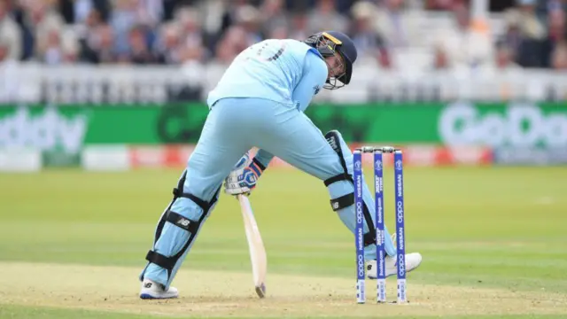 ট্রেন্ট বোল্টের ইয়র্কার ইংল্যান্ডের জেসন রয়ের স্টাম্প ঘেঁষে বেরিয়ে গেল। ২০১৯ বিশ্বকাপের ফাইনাল