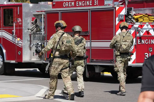 انتشرت قوات الأمن في موقع إطلاق النار على الناشط السياسي تشارلي كيرك خلال فعالية في جامعة وادي يوتا في 10 سبتمبر/أيلول 2025