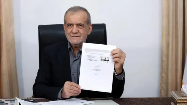 مسعود پزشکیان پس از امضای تفاهمنامه اسلامآباد. دونالد ترامپ هم این متن را در زمان سفر به فرانسه امضا کرد