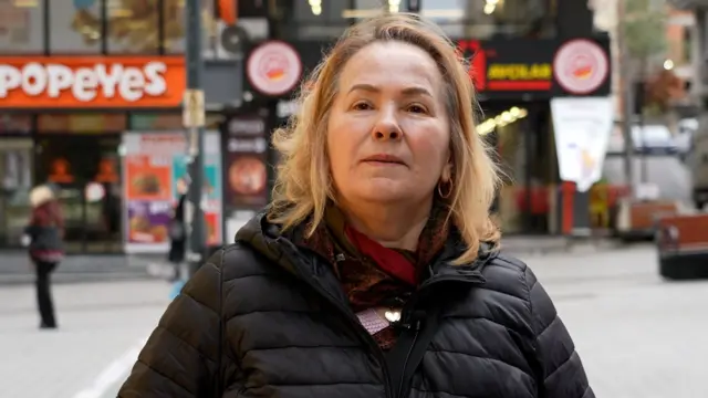 Avcılar'dan Sema Hanım sokakta BBC Türkçe'ye konuşuyor. 