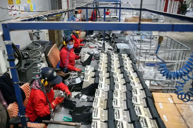 Türkiye'de bir fabrikada çalışan kadınlar. 