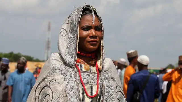 Wata Basarakiya a yayin wani biki tana sanye da alkyabba