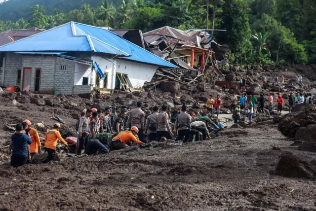 Sejumlah petugas SAR gabungan melakukan pencarian korban yang tertimbun akibat banjir bandang di Kelurahan Rua, Kota Ternate, Maluku Utara, Minggu (25/8/2024). Banjir bandang yang membawa material tanah, pasir, dan batu dari gunung tersebut menerjang Kelurahan Rua pada Minggu (25/8) pukul 04.00 WIT dan mengakibatkan tiga orang meninggal dunia, sementara tim gabungan terus melakukan upaya pencarian korban lainnya yang diperkirakan masih tertimbun lumpur. ANTARA FOTO/Andri Saputra/tom.