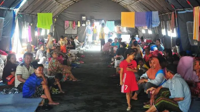 Pengungsi korban banjir beristirahat di tenda darurat pengungsian posko Terminal Jati, Kudus, Jawa Tengah, Senin (12/2/2024).