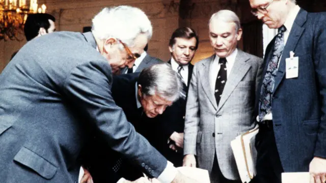 
امضای فرمان مسدود کردن دارایی‌های ایران توسط جیمی‌ کارتر، ۱۴ نوامبر ۱۹۷۹ در کاخ سفید