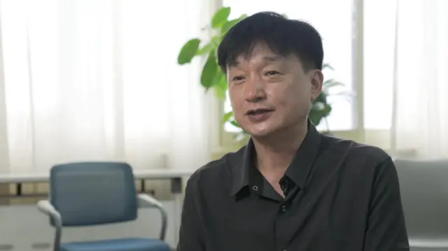 김성수 다원정신건강의학과 원장이 BBC와 인터뷰를 하고 있다 