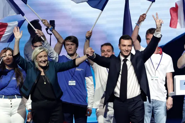 Marine Le Pen et Jordan Bardella main dans la main