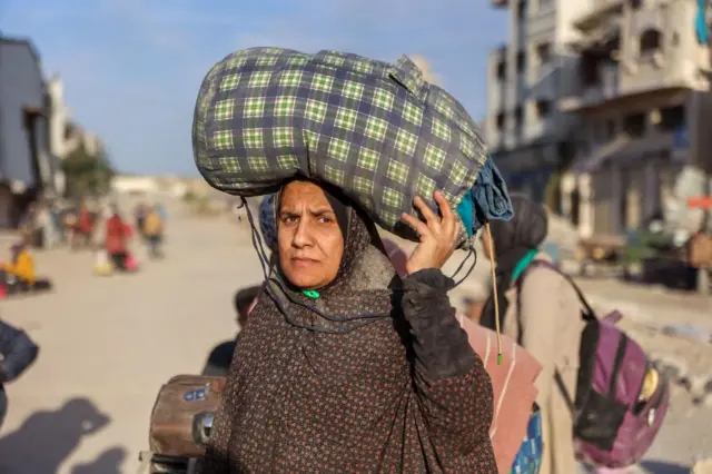 İsrail ordusunun Gazze'deki Beyt Lahya mahallesine düzenlediği saldırılarda onlarca kişinin ölmesi üzerine mahalleden kaçanların olduğu görüldü