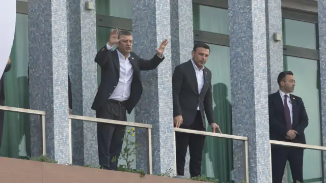 Pemimpin CHP Ozgur Ozel (kiri) berbicara kepada para pendukung Imamoglu saat mereka berkumpul di depan kantor pusat Pemerintah Kota Istanbul setelah penangkapan walikota tersebut