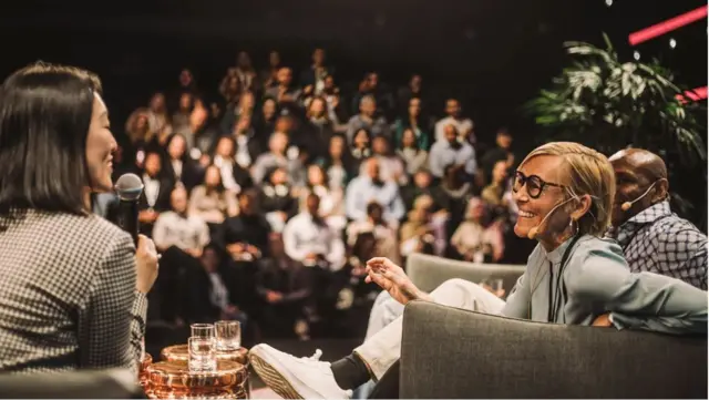 ኣብ መድረኽ ዘተ እትዛረብ ዘላ ጓል ኣንስተይቲ