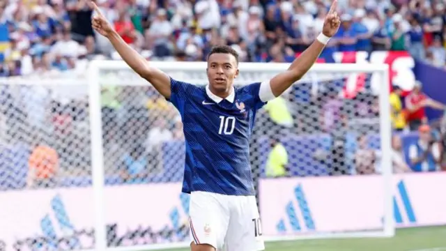 كيليان مبابي يرفع يديه عالياً محتفلاً بهدف مع منتخب فرنسا