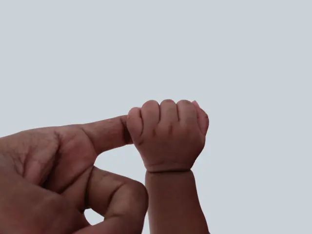 বাবার আঙ্গুল ধরে শিশু- প্রতীকী ছবি 
