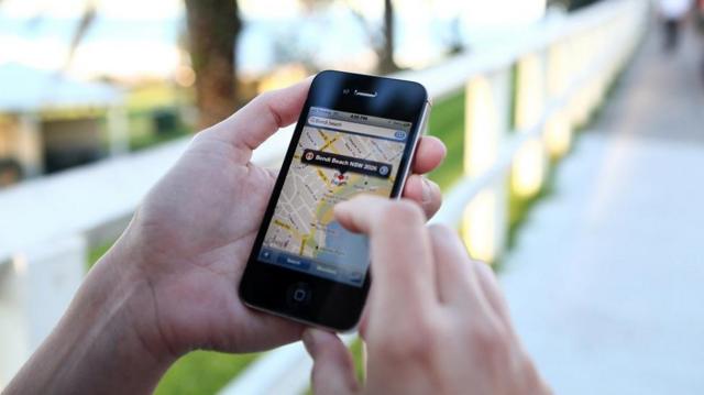 Pessoa usando aplicativoa bet365 ta fora do arnavegação