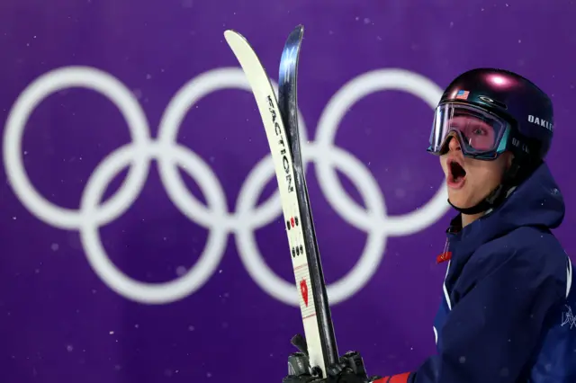 Американский фристайлист Мак Форехенд после третьей попытки в соревнованиях по биг-эйру среди мужчин