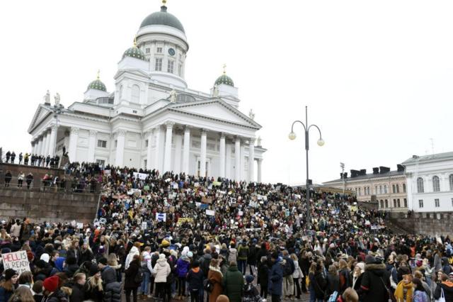 Jovens manifestantes reúnem-se nos degraus da Catedral0.5 betHelsínquia