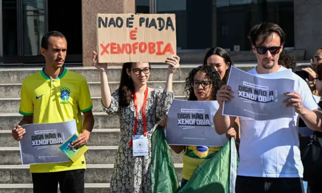 Estudantes brasileiros realizam uma manifestação contra a xenofobia em frente à Faculdade de Direito do campus da Universidade de Lisboa, em 16 de maio de 2023, em Lisboa, Portugal.