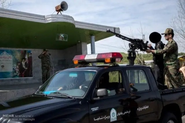 تیربار بر روی پیکاپ سیاه یگان ویژه