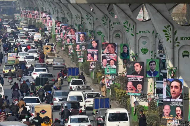 حزب تحریک انصاف پاکستان، به رهبری عمران خان، از شرکت در انتخابات منع شد و نامزدهای این حزب به طور مستقل در انتخابات شرکت کردند