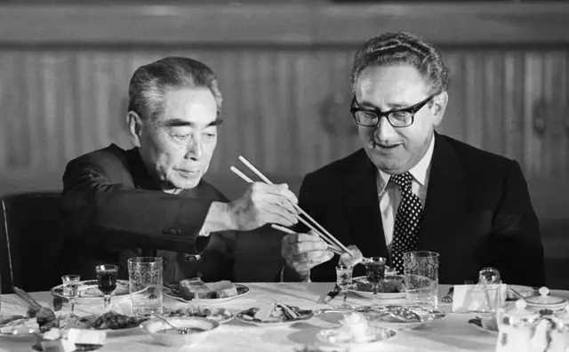 基辛格与周恩来吃饭
