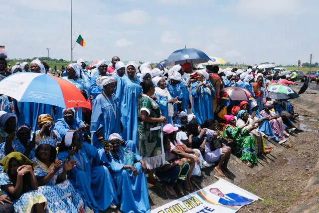 Une marée humaine, des chants liturgiques entonnés à l’unisson et des fidèles en liesse : la visite du Pape Léon XIV au Cameroun a suscité une mobilisation exceptionnelle. 