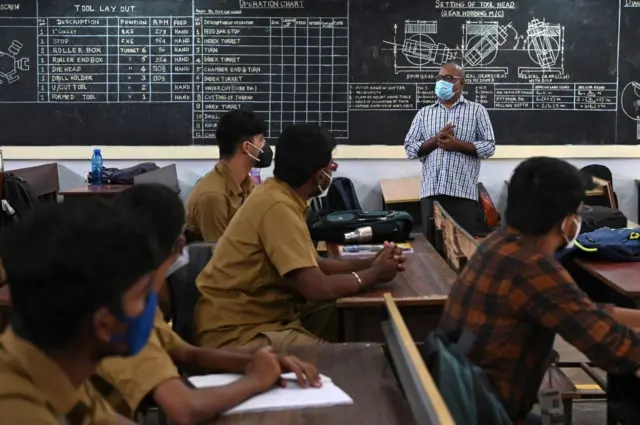 தமிழ்நாடு: தனியார் பொறியியல் கல்லூரிகளில் போலி பேராசிரியர்கள் - அண்ணா பல்கலைக்கழகம் கூறுவது என்ன?