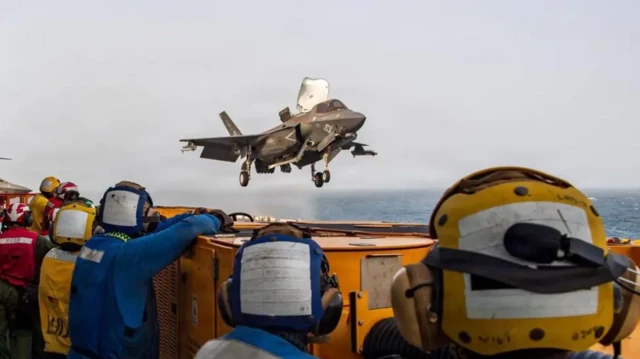 美國海軍「拳師號」兩棲攻擊艦上的官兵正在觀看一架美國戰鬥機飛行。 (資料照片)
