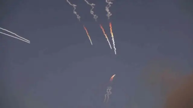 صورة ثابتة مأخوذة من مقطع فيديو، تظهر لحظة إطلاق صواريخ إيرانية باتجاه قواعد أمريكية في المنطقة.