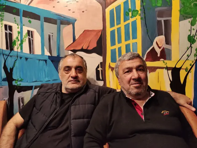 Eduard (Edik) Petrosyan (sağda) və azərbaycanlı dostu Elçin Allahverdiyev (solda)