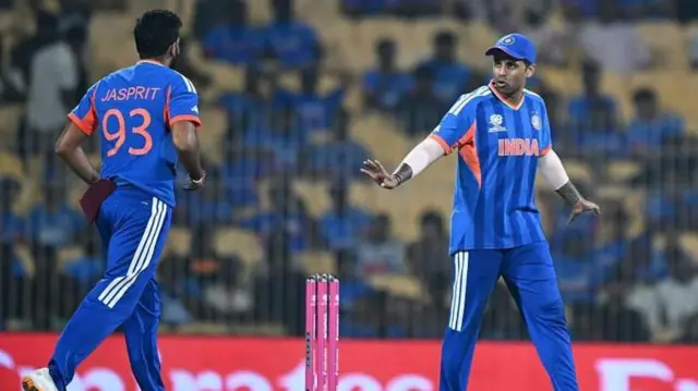 ஜிம்பாப்வேக்கு எதிரான இந்த அற்புதமான வெற்றியில் கூட, இந்தியாவின் பந்துவீச்சு அவர்களின் பலவீனமாக வெளிப்பட்டது. 257 ரன்கள் என்ற இலக்கை துரத்திய ஜிம்பாப்வே அணி, 20 ஓவர்களில் 6 விக்கெட்டுகளை இழந்து 186 ரன்களுக்கு ஆட்டமிழந்தது.
