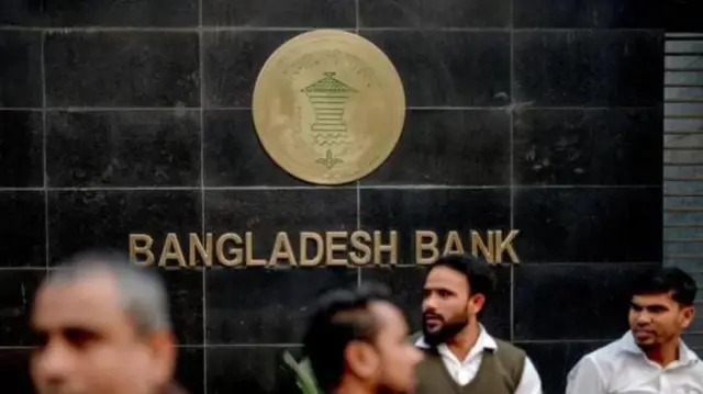 বাংলাদেশ ব্যাংক অন্যান্য ব্যাংকের নিয়ন্ত্রক হিসেবে কাজ করে থাকে
