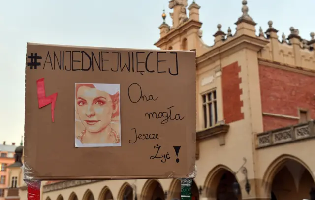 Protestująca trzyma transparent ze zdjęciem 30-letniej Izabeli - Kraków, 2021/11/07.