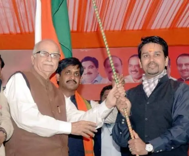 लाल कृष्ण आडवाणी के साथ अनुराग ठाकुर