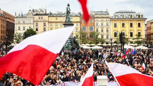 Люди на площі з прапорами