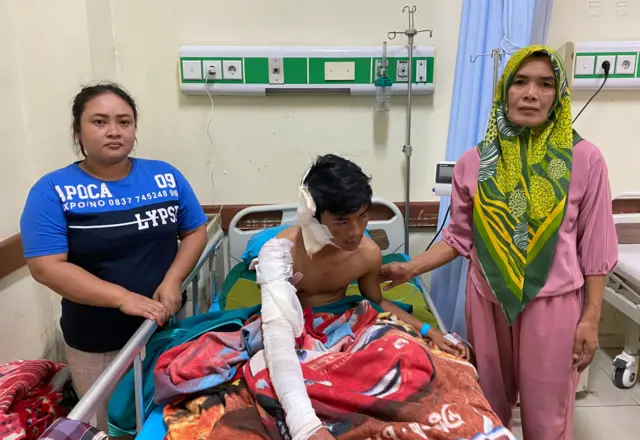 Suryadi Maryana, korban tumpahan soda api di Bandung Barat, didampingi tantenya Aisanti (kiri) dan ibunya Suminar (kanan) di RSUD Cikalongwetan, Rabu (25/12).