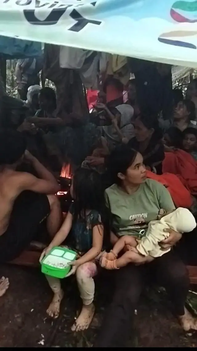 Noverlinda Waruwu bersama kedua anaknya saat berada di salah satu dataran yang menjadi lokasi pengungsian darurat di tengah bahala banjir dan longsor yang mengepung.