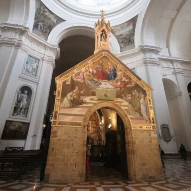 Igrejinha da Porciúncula, em Assis, que já existia na época de São Francisco e era frequentada por ele. Hoje ela está dentro de uma igreja, protegida